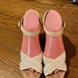 Tom’s size 8 cream collar clogs 
SAN-7